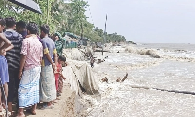জোয়ারের পানিতে বিলীন  হচ্ছে বসতভিটা