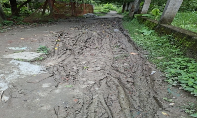 পাকা রাস্তার অভাবে শতাধিক পরিবারের চরম ভোগান্তি