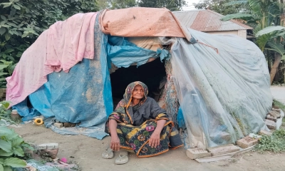 ঝুপড়ি ঘরে মানবেতর  জীবন সখিনা বেওয়ার