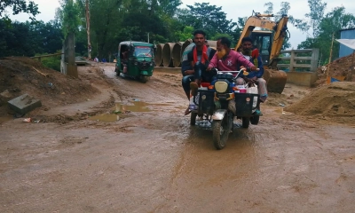 তিন বছরেও শেষ  হয়নি সেতুর কাজ
