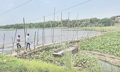 বাঁশের সাঁকোয় ঝুঁকি  নিয়ে পারাপার
