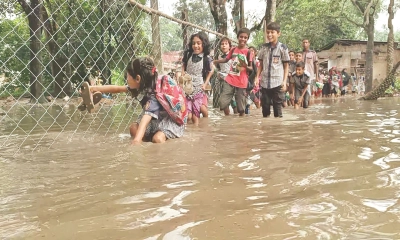 স্কুলে যেতে প্রতিদিন পেরোতে হয় হাঁটু পানি