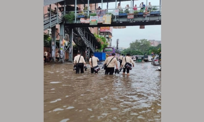 বৃষ্টিতে বিপর্যস্ত নগরবাসী