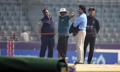 উইকেটের পাশে বিসিবি সভাপতি, জনশূন্য ড্রেসিংরুম