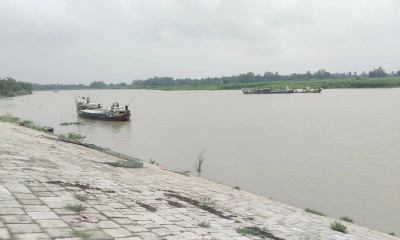 ভাঙনের ১০০ মিটার  দূরে বালু উত্তোলন