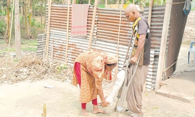 স্ত্রীর হাতে ভর করে  বেঁচে থাকার লড়াই