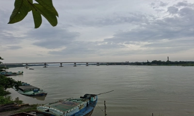 অভিযানেও অবৈধ বালু উত্তোলন না থামায় ঝুঁকিতে আড়িয়াল খাঁ খাসেরহাট সেতু