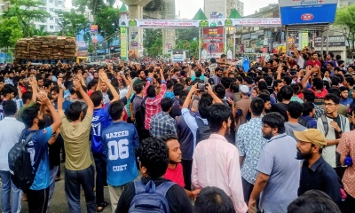 ঢাকায় হামলার প্রতিবাদে চট্টগ্রামে প্রকৌশল শিক্ষার্থীদের সড়ক অবরোধ