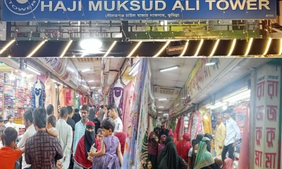 নারী ক্রেতায় জমে  উঠেছে ঈদ বাজার