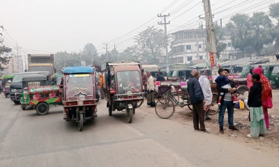 বগুড়া-নওগাঁ মহাসড়ক : যাত্রী ছাউনি না থাকায় ভোগান্তিতে যাত্রীরা