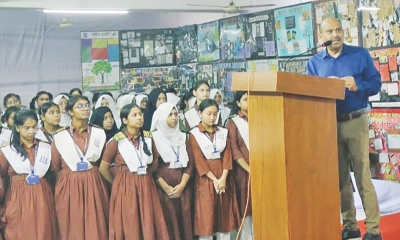 মাইলস্টোন কলেজে দেয়াল পত্রিকার প্রদর্শনী