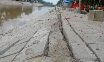 কাজ শেষ না হতেই বাঁধে ধস