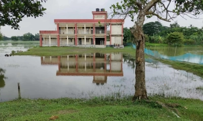 বিদ্যালয় প্রাঙ্গণে বিস্তীর্ণ জলাধার শিক্ষার্থীদের পাঠদানে ঝুঁঁকি