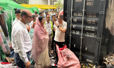 আগুন লাগার স্থান পরিদর্শন গিয়ে সাংবাদিকদের এড়িয়ে গেলেন বিমানমন্ত্রী