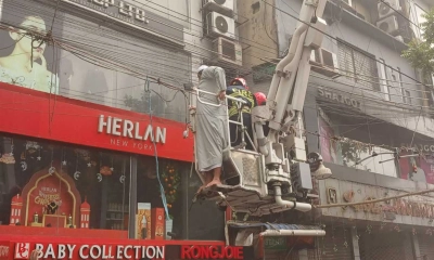 মিরপুরে আগুন লাগা ভবনে আটকে আছে বেশ কয়েকজন