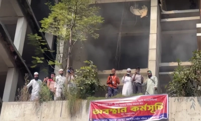 আ.লীগের কেন্দ্রীয় কার্যালয়ে আগুন দিল বিক্ষুব্ধ জনতা