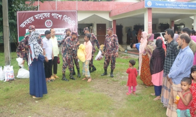 বন্যাদুর্গত মানুষের পাশে বিজিবি, আলীকদমে ৮০ পরিবারের মাঝে ত্রাণ বিতরণ