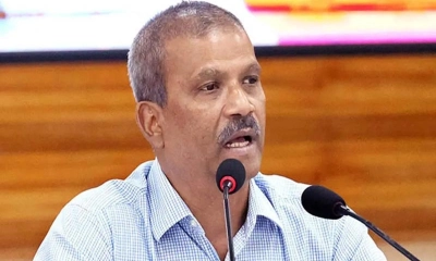 প্রবাসীদের মোবাইল আনা নিয়ে গুজবের উত্তর দিলেন আইন উপদেষ্টা