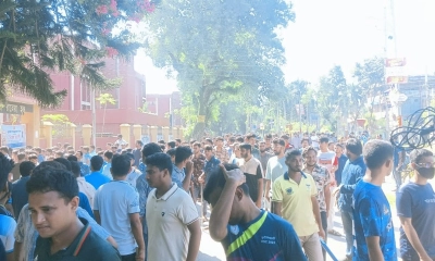 হল ছাড়ার নির্দেশনা প্রত্যাখ্যান করে বাকৃবিতে শিক্ষার্থীদের বিক্ষোভ