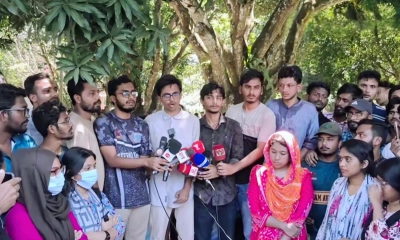 বিশ্ববিদ্যালয়ের আমতলায় সংবাদ সম্মেলনে ছয় দফা দাবি তুলে ধরেন শিক্ষার্থীরা। ছবি- সংগৃহীত