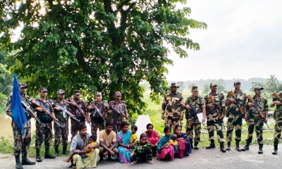 পতাকা বৈঠকের মাধ্যমে ১০ বাংলাদেশিকে ফেরত দিল বিএসএফ