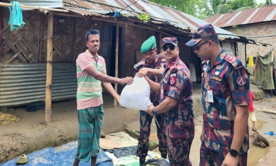 মৌলভীবাজারে ঝড়ে ক্ষতিগ্রস্তদের মাঝে বিজিবির ত্রাণসামগ্রী ও আর্থিক সহায়তা প্রদান