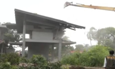 বুড়িগঙ্গার তীরে নসরুল হামিদের অবৈধ বাংলো গুঁড়িয়ে দেওয়া হচ্ছে