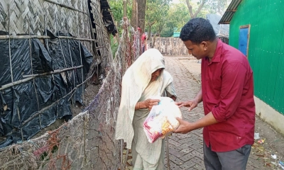 তারেক রহমানের পক্ষ থেকে বন্যার্তদের মাঝে ত্রাণ দিলেন ছাত্রনেতা আল আমিন বাবলু