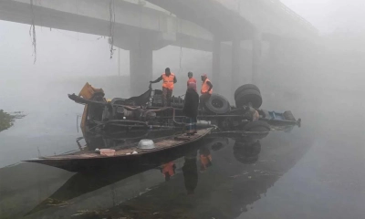 ঝিনাইদহে সেতুর রেলিং ভেঙে নদীতে ট্রাক, নিহত ২