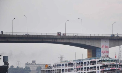 পোস্তগোলা ব্রিজে গাড়ির ধাক্কায় অজ্ঞাত নারীর মৃত্যু