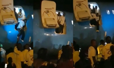বিমান থেকে যাত্রীদের লাফিয়ে পড়ার ভিডিও ভাইরাল!