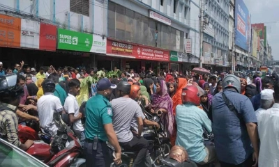 বনানীতে পোশাক শ্রমিকদের সড়ক অবরোধ, তীব্র যানজট