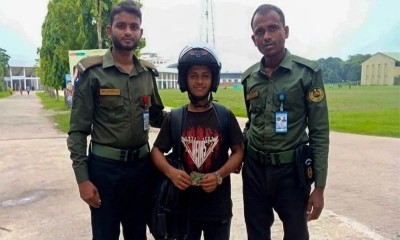 আনসারের সততায় টাকাসহ হারানো ব্যাগ ফিরে পেলেন মেডিকেল শিক্ষার্থী