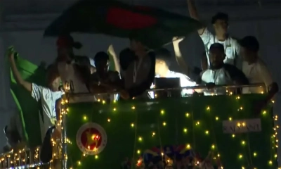 ছাদখোলা বাসে সংবর্ধনা পেলেন সাফজয়ী ছেলেরাও