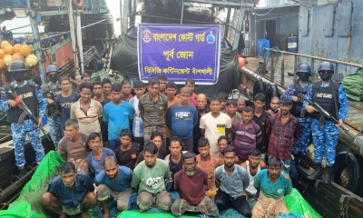 বাঁশখালীতে কোস্ট গার্ডের অভিযানে ২ ট্রলিং বোট জব্দ, আটক ৩৭