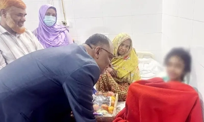 সেই শিশুর খোঁজ নিলেন প্রধান উপদেষ্টা    