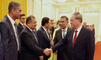 চীনের প্রধানমন্ত্রীর সঙ্গে মন্ত্রী-উপদেষ্টাদের পরিচয় করালেন তারেক রহমান
