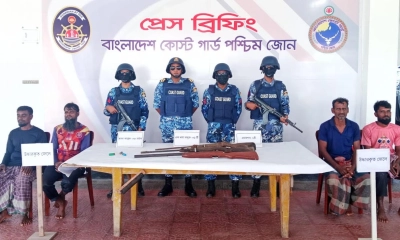 সুন্দরবনে কোস্ট গার্ডের অভিযান, ৪ জেলে উদ্ধার। ছবি- কোস্ট গার্ডের সৌজন্যে