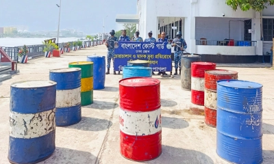 নারায়ণগঞ্জে কোস্ট গার্ডের অভিযানে ২২০০ লিটার অবৈধ জ্বালানি জব্দ