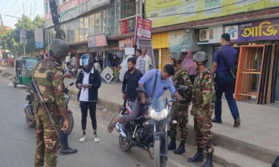 সড়কে সেনাবাহিনীর তল্লাসি। ছবি- রূপালী বাংলাদেশ