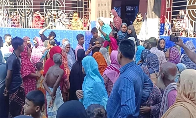 নিহতের বাড়িতে এলাকাবাসীর ভিড়। ছবি- সংগৃহীত