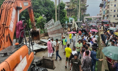 টমসমব্রিজ কাঁচাবাজার উচ্ছেদ করল কুমিল্লা সিটি করপোরেশন