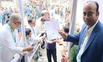 ভোট দিতে কেন্দ্রে ভোটাররা। ছবি- সংগৃহীত