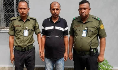 মিটফোর্ড হাসপাতালে আনসারের অভিযানে দালাল আটক, পুলিশে সোপর্দ