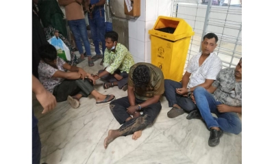 অজ্ঞান পার্টির ৫ সদস্যকে গণধোলাই দিয়ে পুলিশে দিল জনতা
