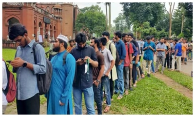ভোট প্রদানের অপেক্ষায় শিক্ষার্থীরা। ছবি- সংগৃহীত
