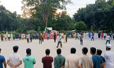 ছাত্রীদের ছাত্রদল নেতার কটূক্তির প্রতিবাদে ইবিতে মানববন্ধন