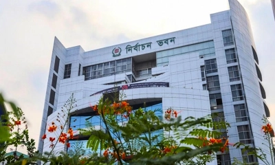 নির্বাচন ঘিরে টাকা ছড়ানোর অভিযোগ, কঠোর বার্তা ইসির