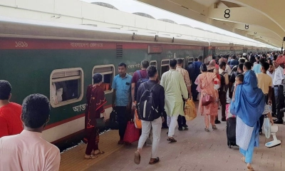 ভোগান্তি এড়াতে আগেই রাজধানী ছাড়ছে মানুষ, স্টেশনে ভিড়