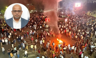 ফয়েজ আহমদ তৈয়্যবের পদত্যাগ দাবি করে সার্ক ফোয়ারা মোড় অবরোধ করেছে ঠোফোন ব্যবসায়ীরা। ছবি- সংগৃহীত